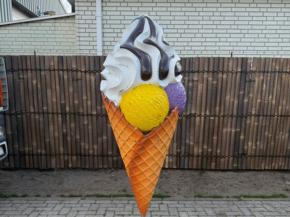 Groot softijsbeeld op voet