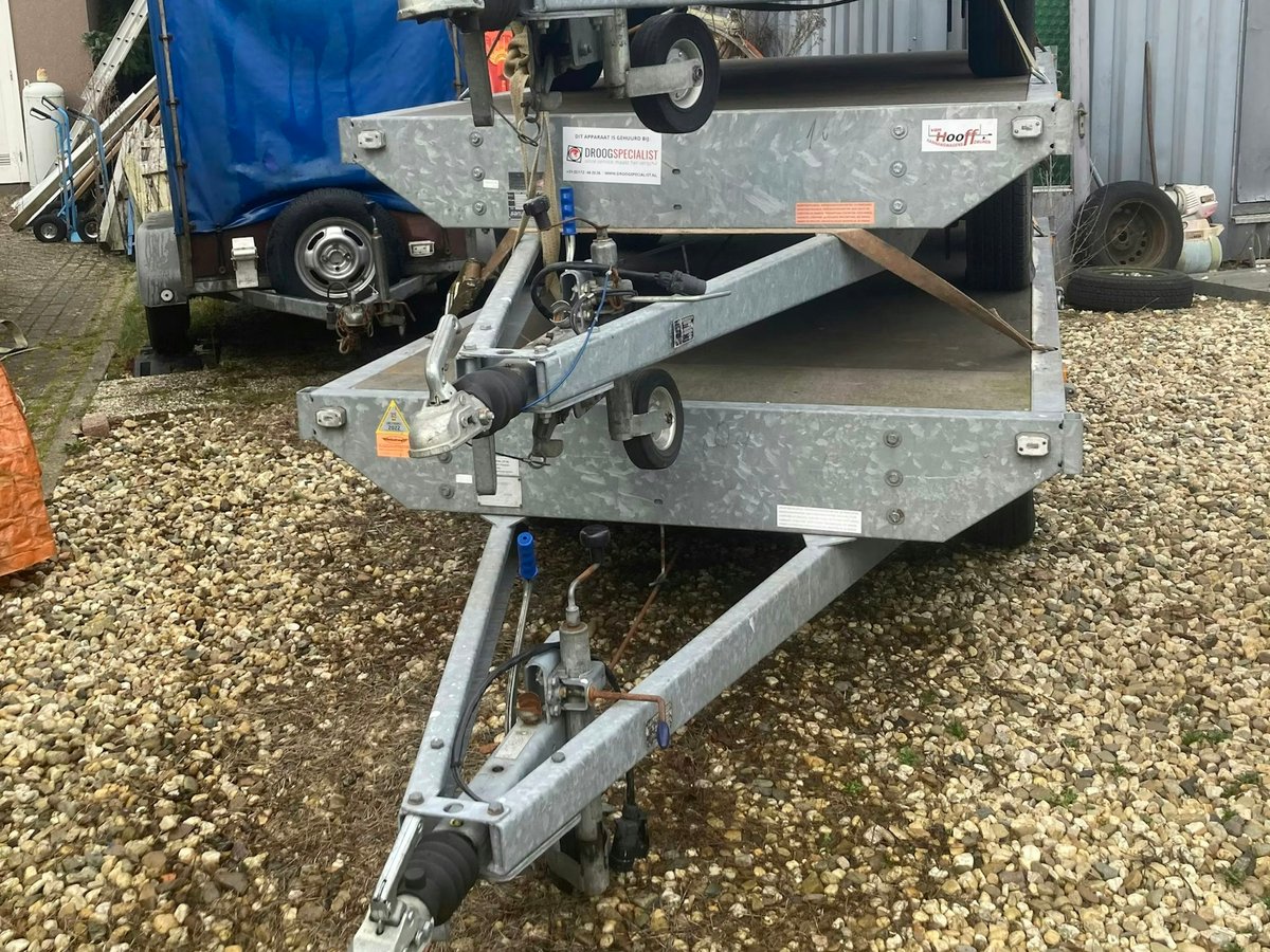 Trailer(s)