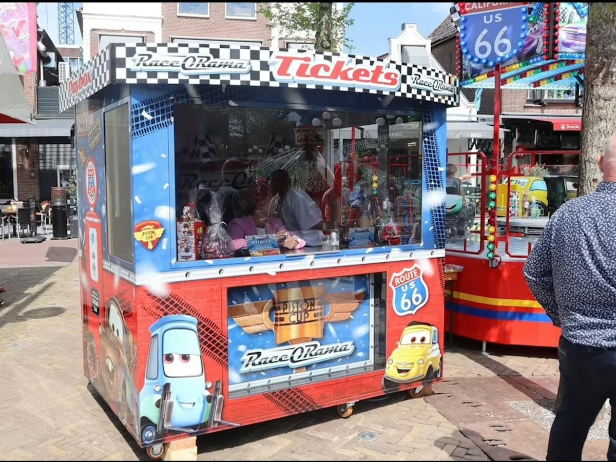 Kassa op zwenkwielen