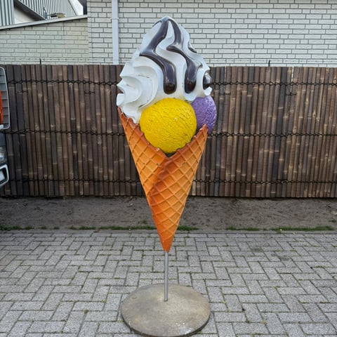 Groot softijsbeeld op voet