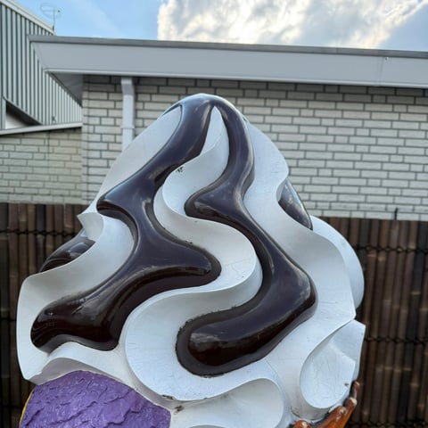 Groot softijsbeeld op voet, foto 3