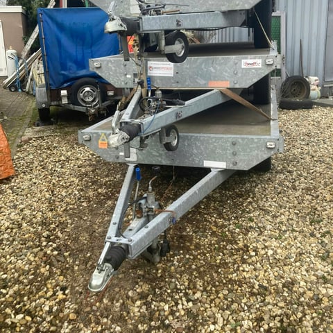 Trailer(s)